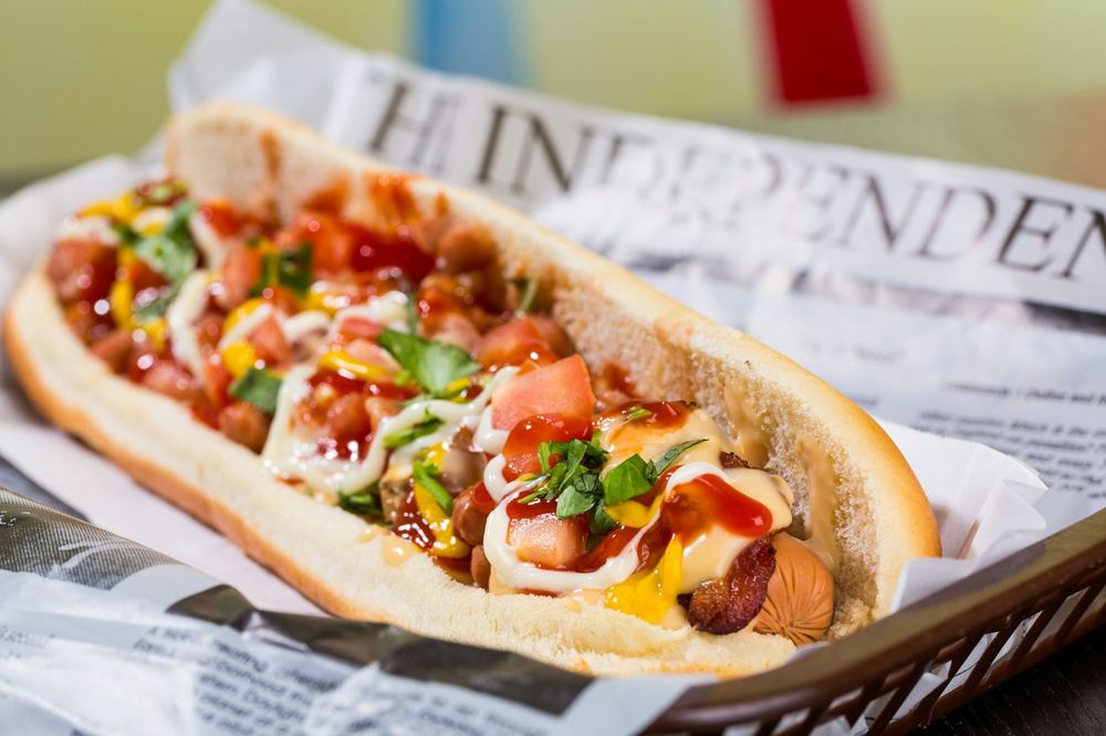 Hot dog con wurstel e salse